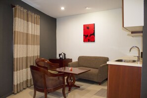 Studiosuite, tekjøkken | Safe på rommet, skrivebord og skrivebord for bærbar PC