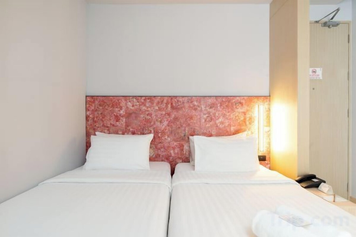 Minibar, in-room safe, WiFi (free), bed sheets