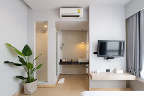 Absolute Urban Double or Twin | Living area | 32-inch LCD TV with cable channels, TV - Metz Pratunam Hotel (Bangkok)