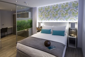 尊荣开间套房 | 高档床上用品、羽绒被、客房内保险箱、办公桌