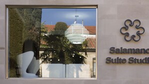 Een hotelschilt voor Salamanca Suite Studios met een modern ontwerp en uitzicht op het uiterlijk van het gebouw.