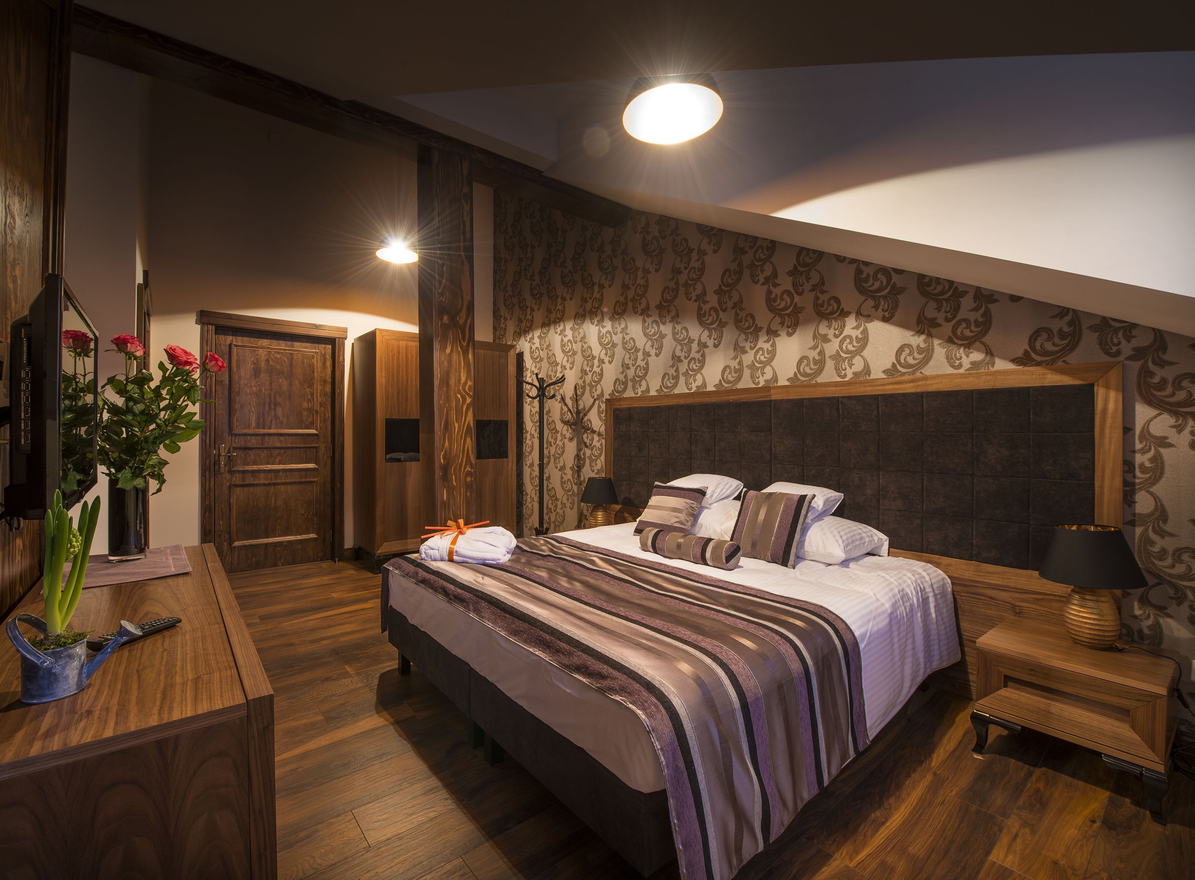 Biancheria da letto di alta qualità, una scrivania, postazione laptop