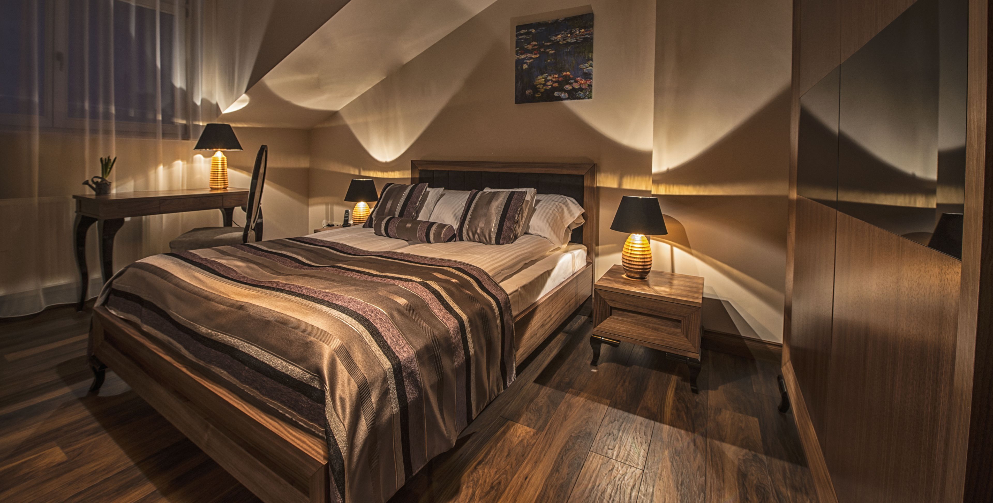 Biancheria da letto di alta qualità, una scrivania, postazione laptop