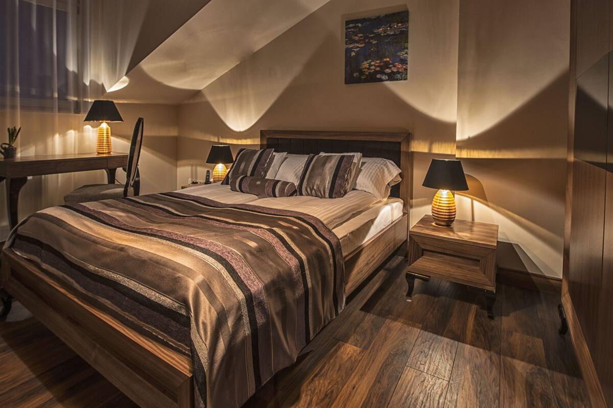 Literie de qualité, bureau, espace de travail pour ordinateurs portables