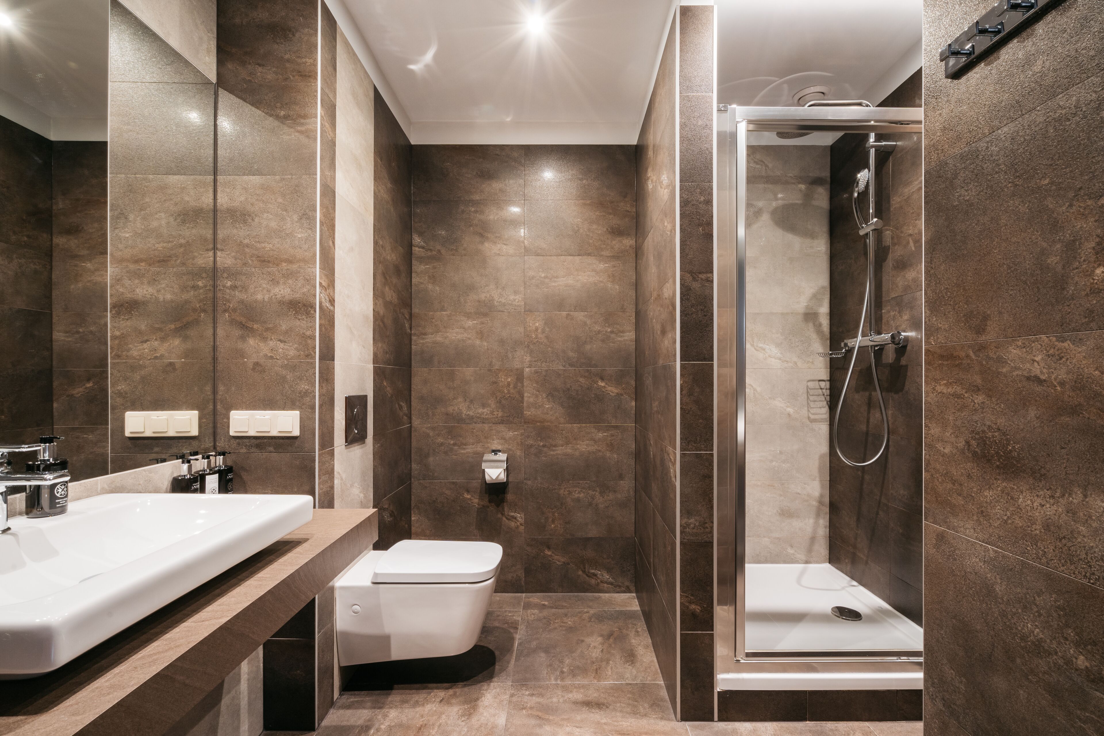 Apartamento Deluxe, cocina básica | Baño | Artículos de higiene personal gratuitos, secador de pelo y albornoces