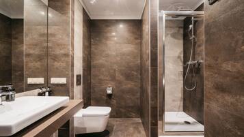 Apartamento Deluxe, cocina básica | Baño | Artículos de higiene personal gratuitos, secador de pelo y albornoces