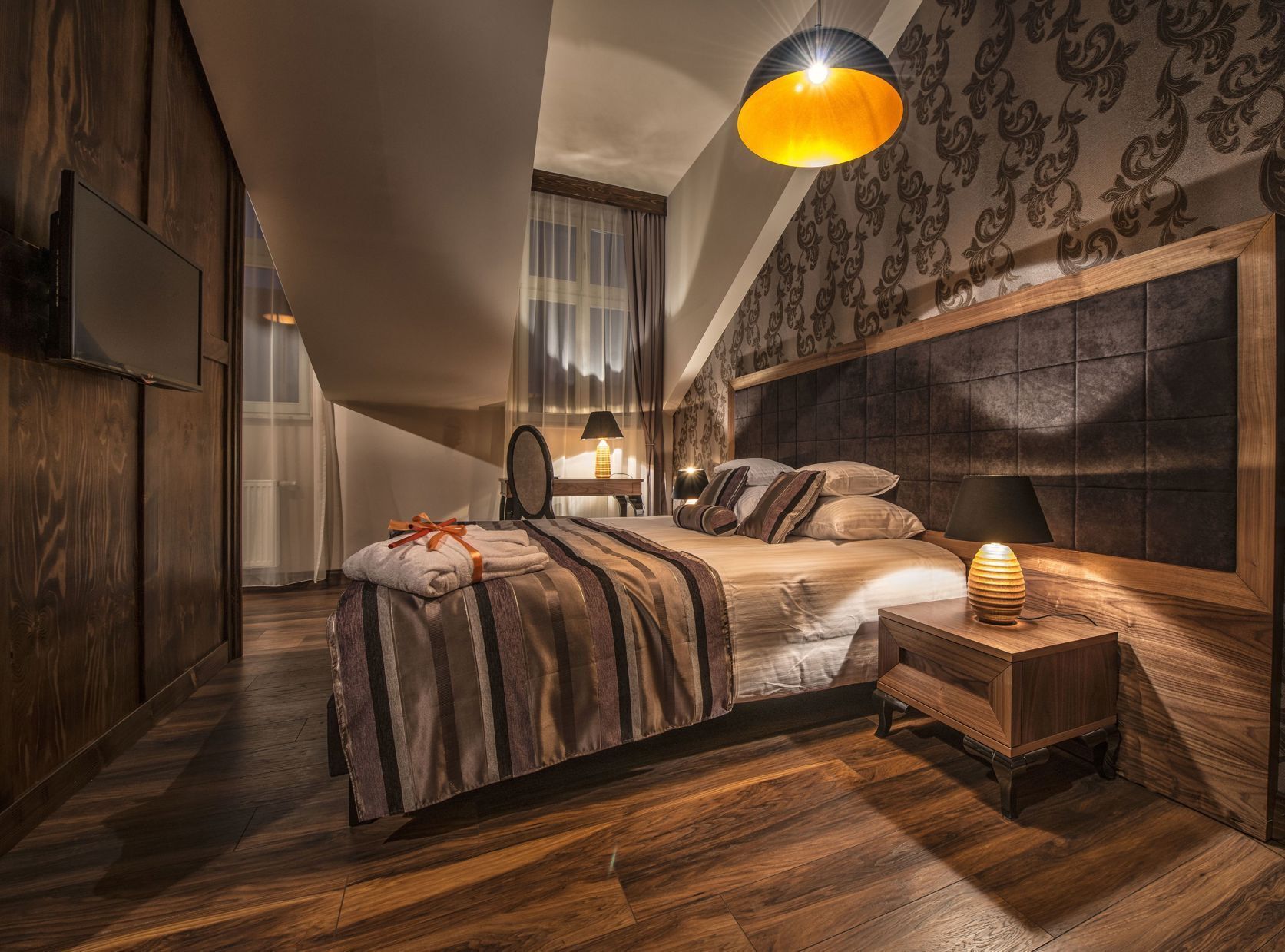 Biancheria da letto di alta qualità, una scrivania, postazione laptop