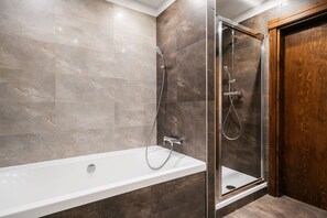Departamento ejecutivo, balcón | Baño | Amenidades de baño gratuitas, secadora de cabello, batas, toallas 