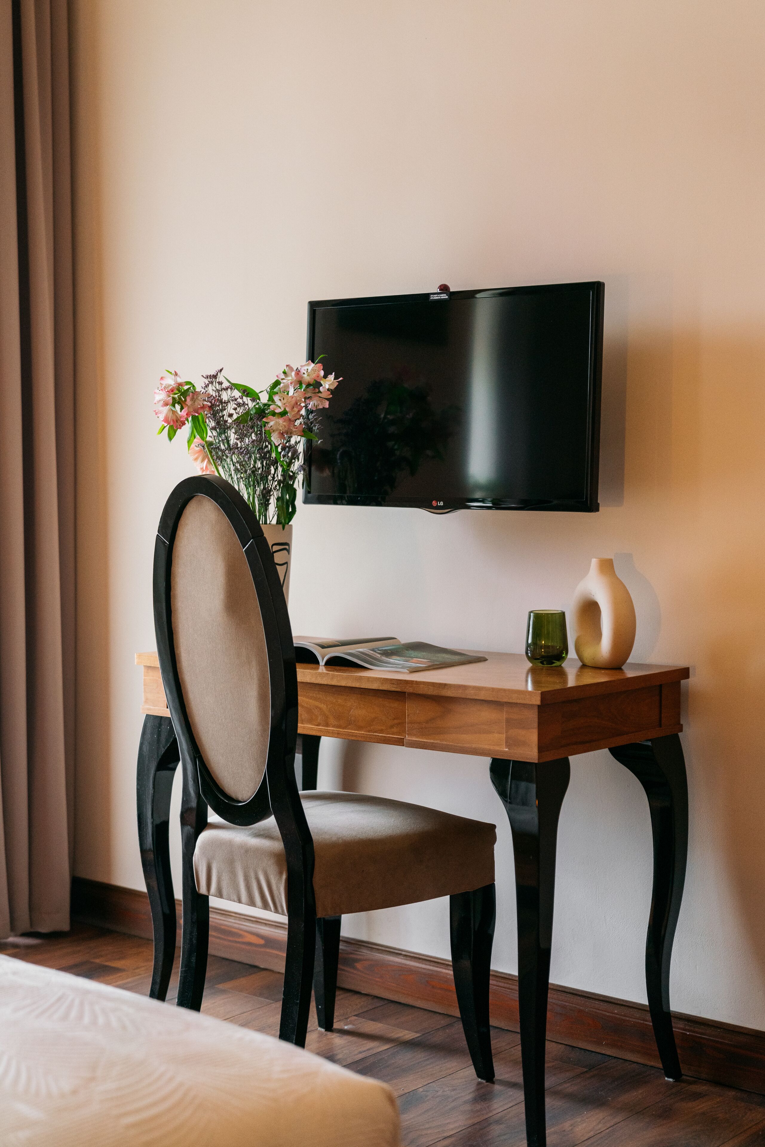 deluxe studio | living area | lcd tv