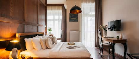 Ein helles Schlafzimmer mit einem hölzernen Bett, einem Nachttisch und einem Schreibtisch mit Stuhl.