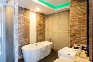 Rainfall showerhead, designer toiletries, hair dryer, bathrobes - Wisteria Hotel (Phnom Penh)