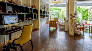 Lobby sitting area - Wisteria Hotel (Phnom Penh)