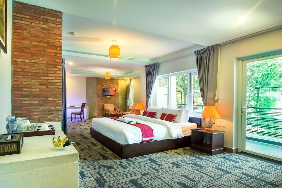 Wisteria Suite | Minibar, in-room safe, desk, iron/ironing board (on request)