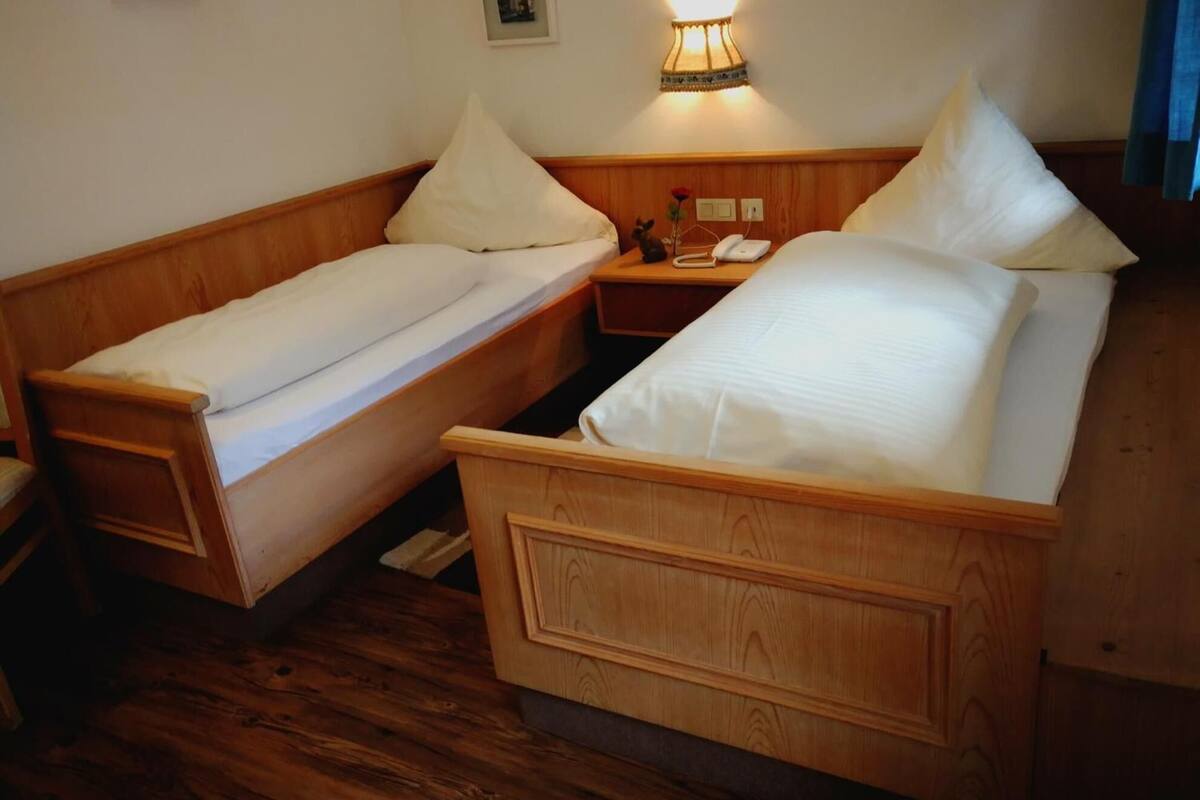 individually furnished, desk, free wifi, bed sheets