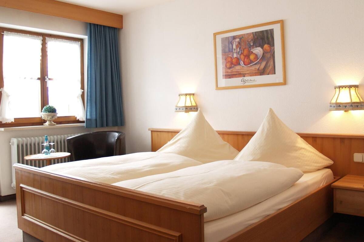 individually furnished, desk, free wifi, bed sheets