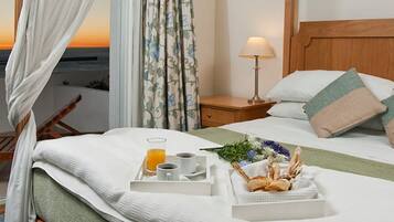 Minibar, värdeförvaringsskåp på rummet, skrivbord och ljudisolering