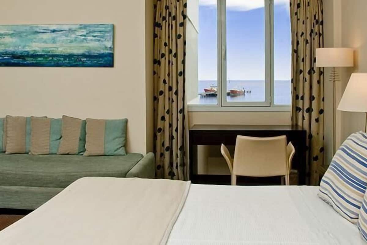 Een minibar, een kluis op de kamer, een bureau, geluiddichte muren