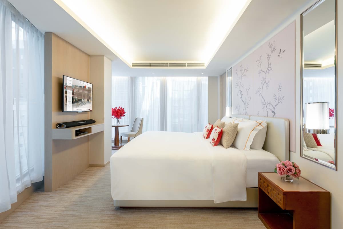 Corner Studio | 1 bedroom, down duvets, minibar, in-room safe