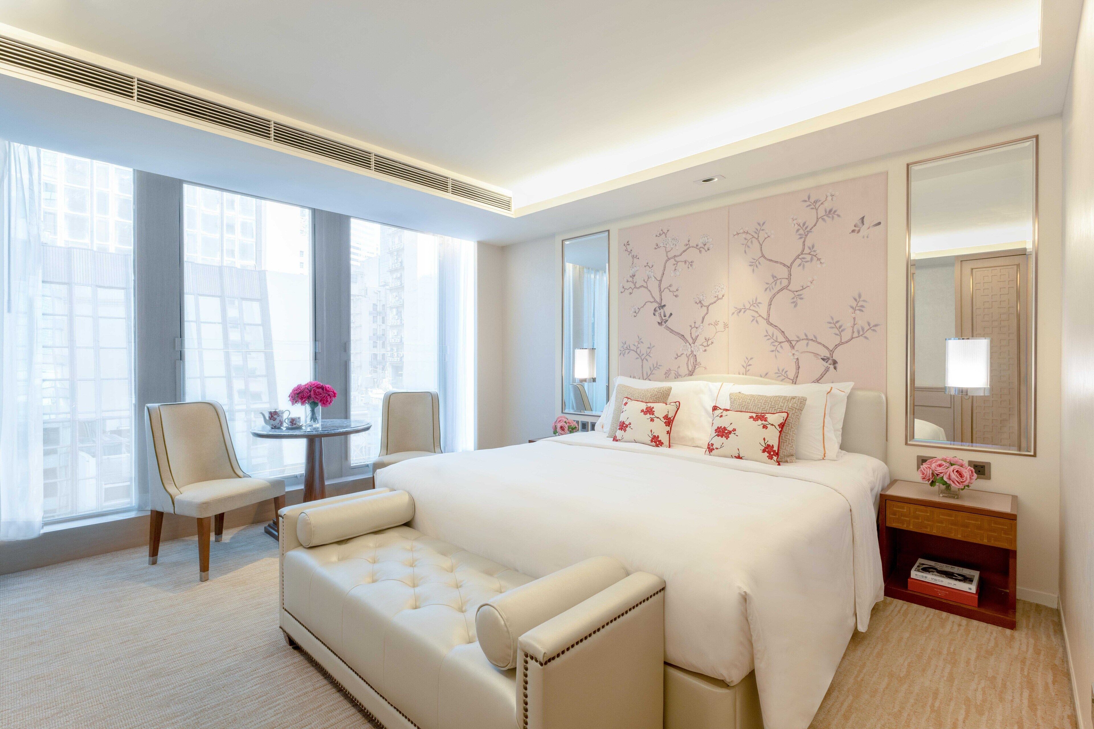 deluxe king room | down duvets, minibar, in-room safe, blackout curtains