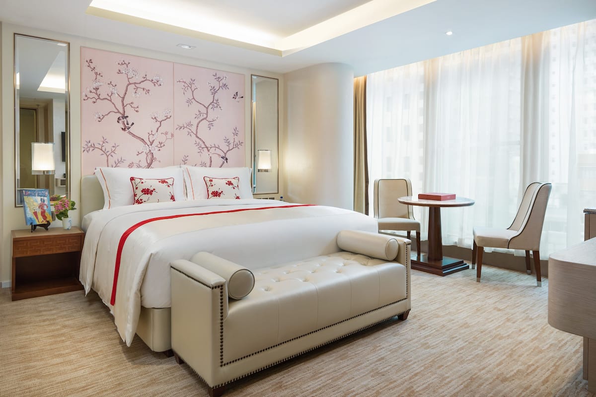 Deluxe King Room | 1 bedroom, down duvets, minibar, in-room safe