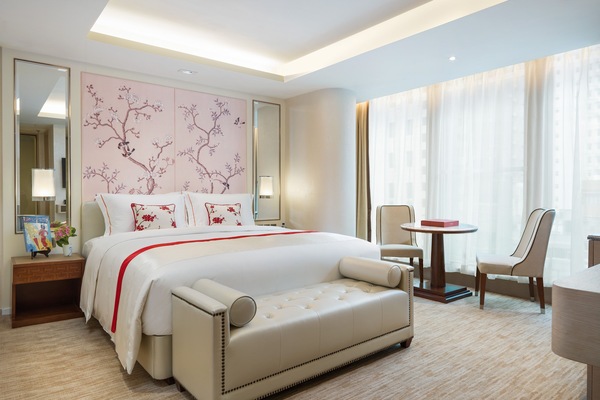 Deluxe King Room | Down comforters, minibar, in-room safe, blackout drapes