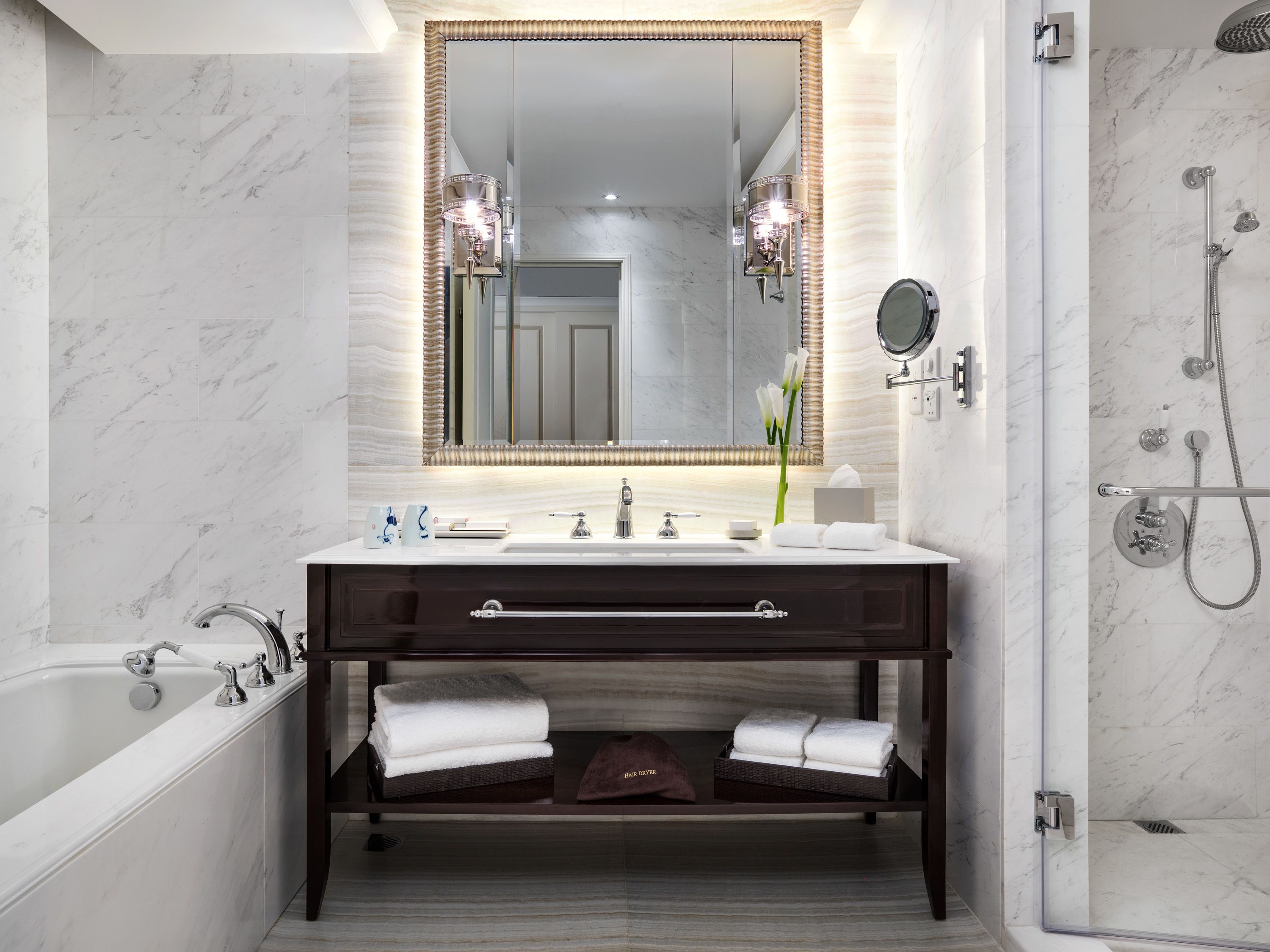 Svíta - 1 stórt tvíbreitt rúm - reyklaust - borgarsýn (Studio) | Baðherbergi | Vistvænar snyrtivörur, hárblásari, baðsloppar, handklæði