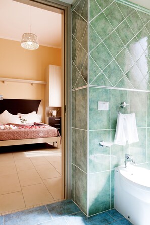 Shower, hydromassage showerhead, free toiletries, hair dryer