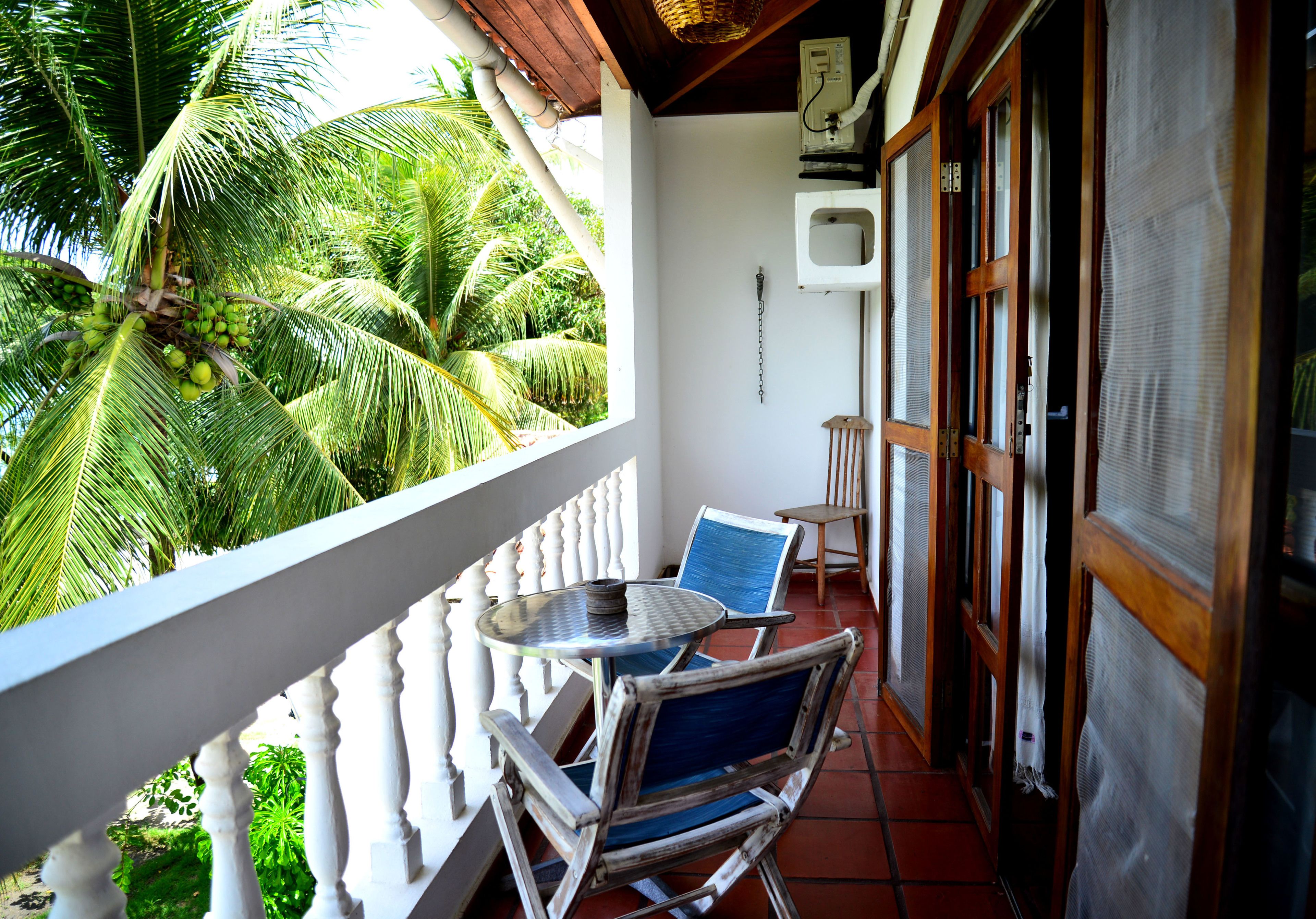 Quarto casal ou duplo luxo, vista parcial para o mar | Sacada