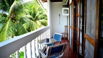 Quarto casal ou duplo luxo, vista parcial para o mar | Sacada