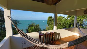 Quarto casal ou duplo standard, vista parcial para o mar | Sacada