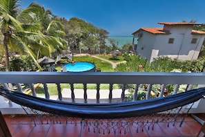 Quarto casal ou duplo luxo, vista parcial para o mar | Vista da sacada