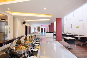 Breakfast and lunch served