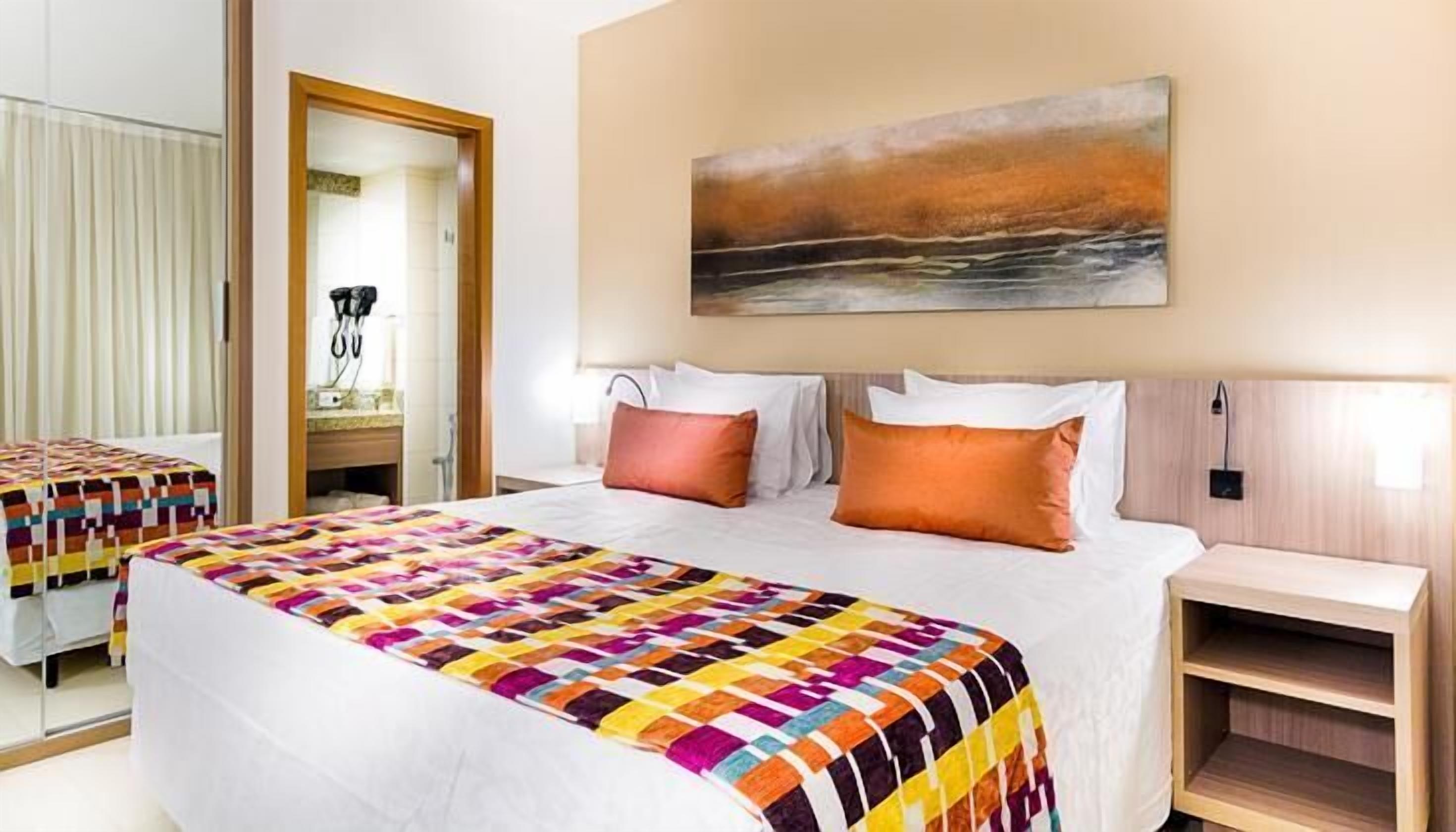 Minibar, caja de seguridad en la habitación y escritorio 