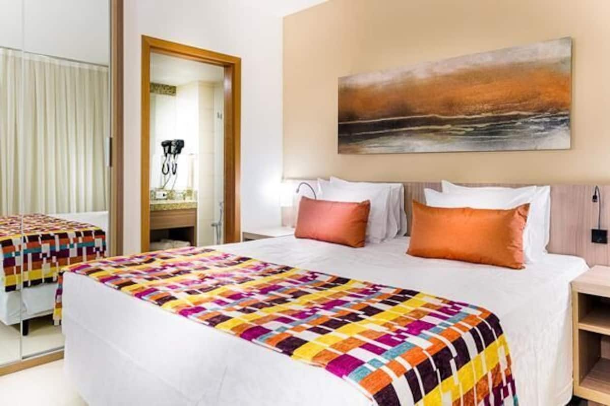 Minibar, caja de seguridad en la habitación y escritorio