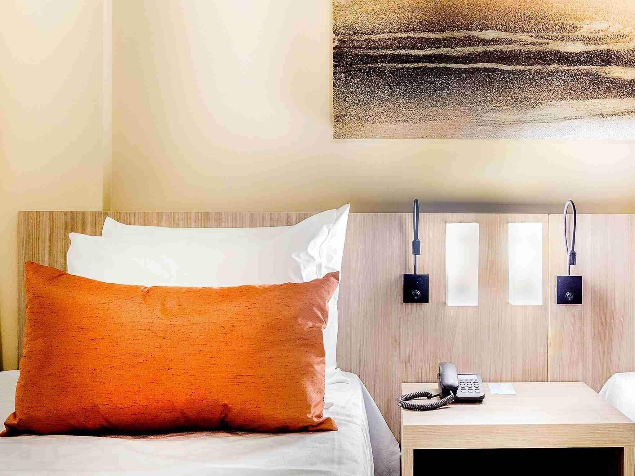 Minibar, värdeförvaringsskåp på rummet, skrivbord och ljudisolering