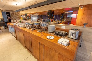 Café da manhã com buffet grátis todos os dias