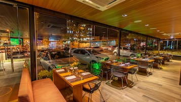Déjeuner et dîner servis sur place