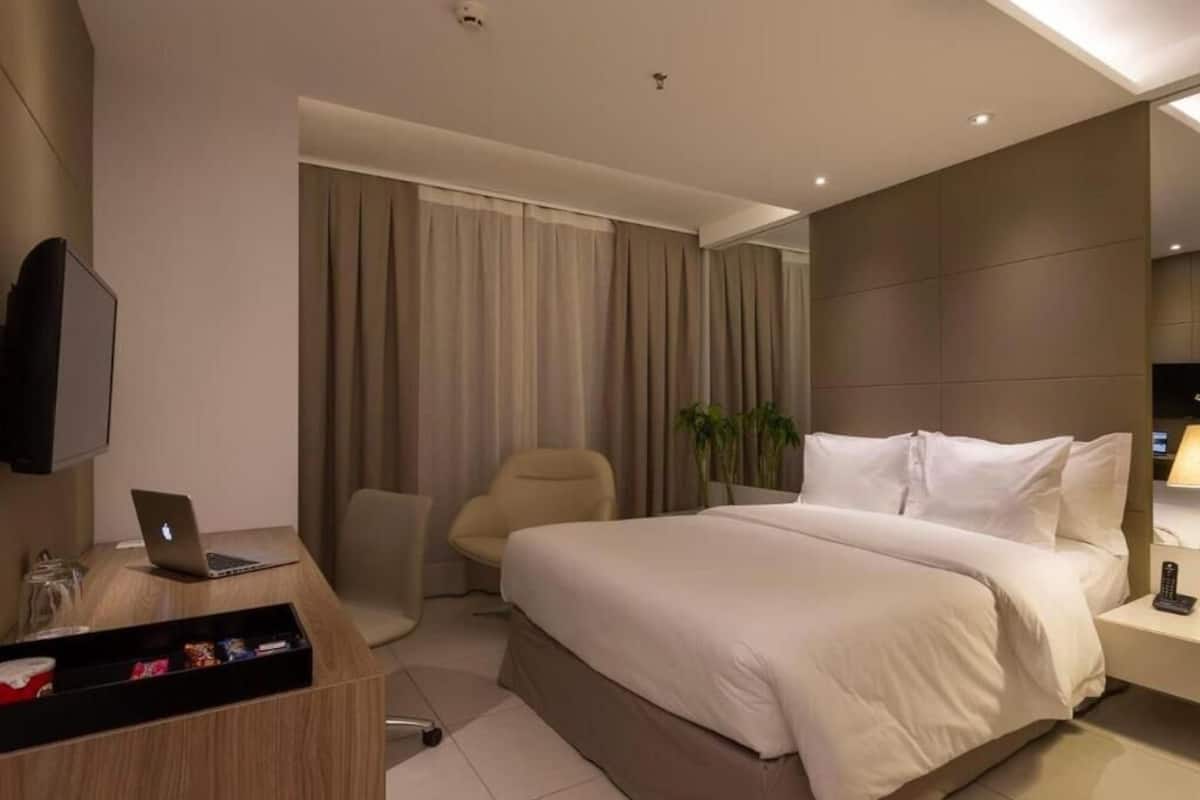 Minibar, caja de seguridad en la habitación y escritorio