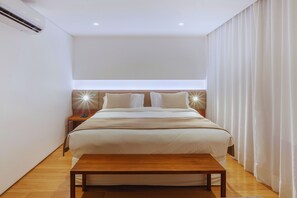 Minibar, caja de seguridad en la habitación y escritorio 