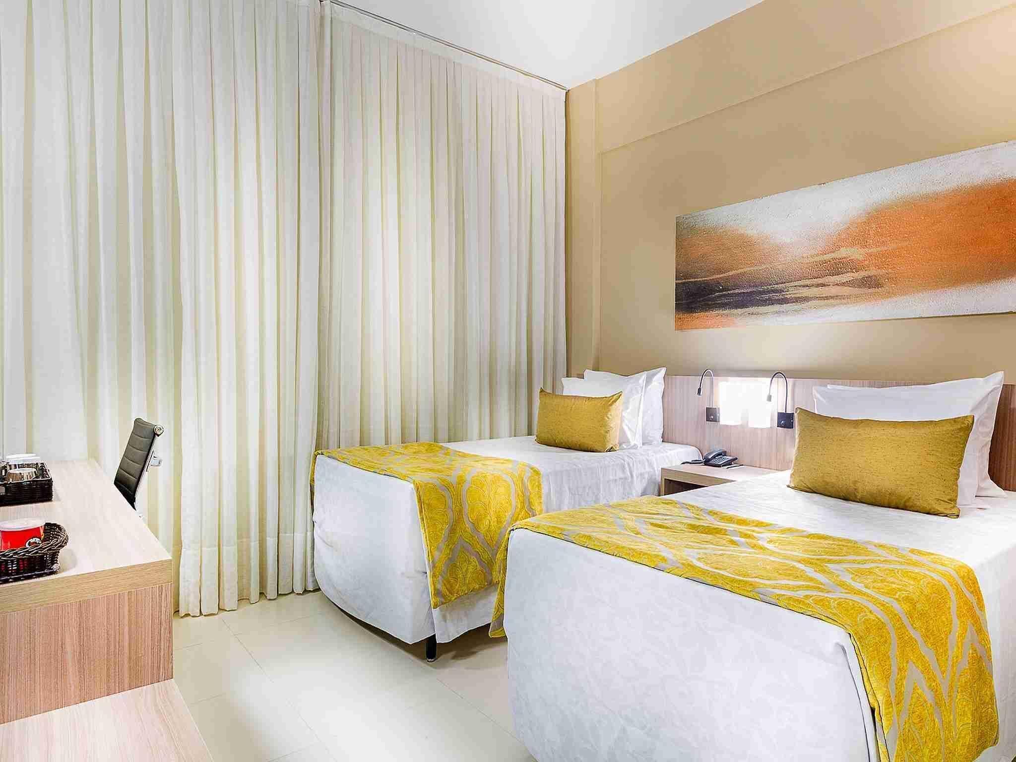 Minibar, värdeförvaringsskåp på rummet, skrivbord och ljudisolering