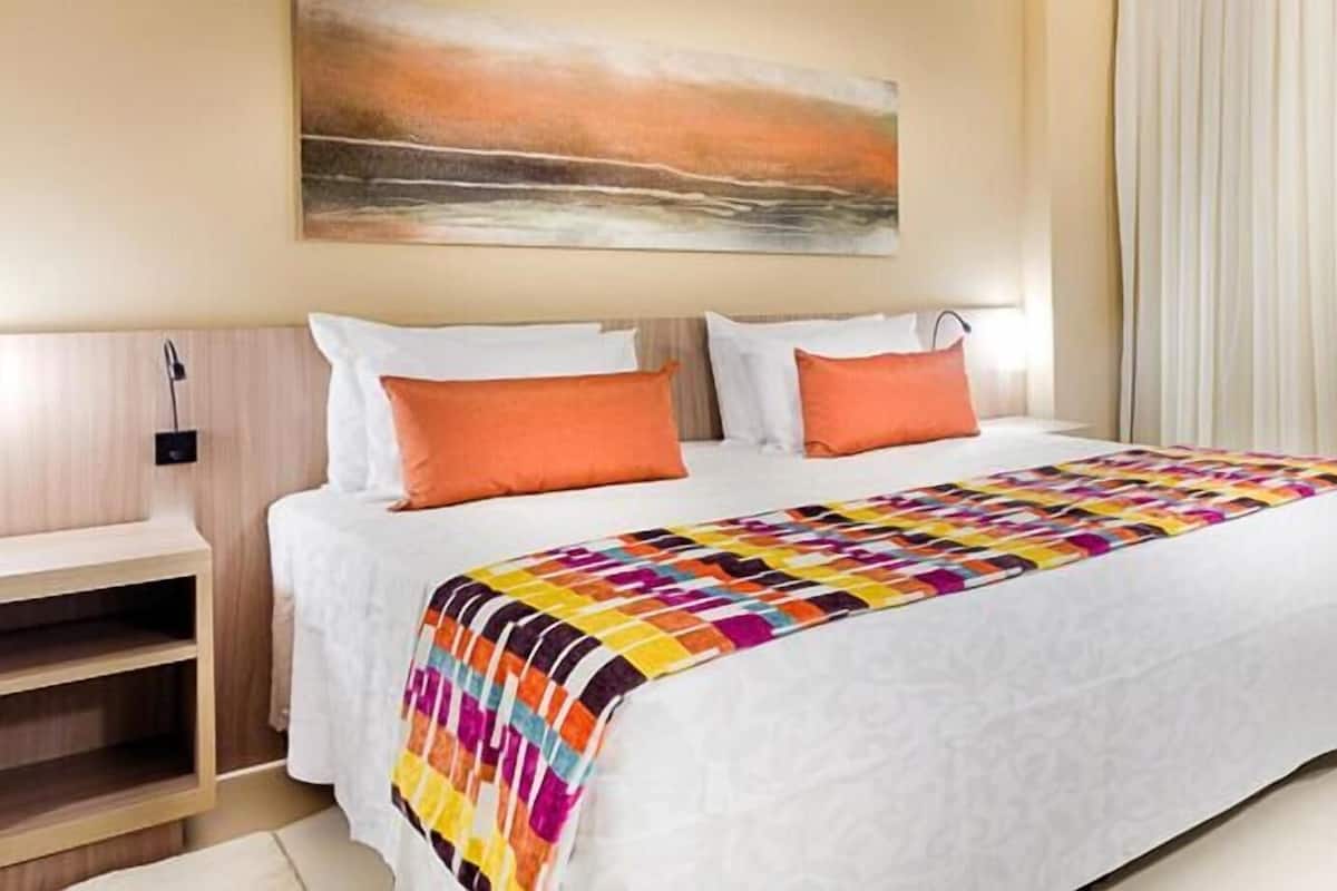 Minibar, caja de seguridad en la habitación y escritorio