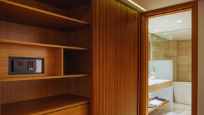Ein modernes Badezimmer mit einem Holzkosmetikschrank, einer Badewanne und einer Duschkabine.