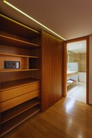 Minibar, caja de seguridad en la habitación y escritorio 