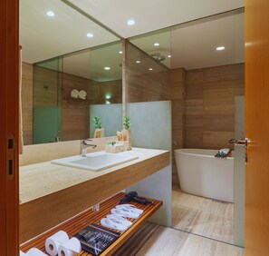 Suíte Royal King | Minibar, caja de seguridad en la habitación y escritorio 
