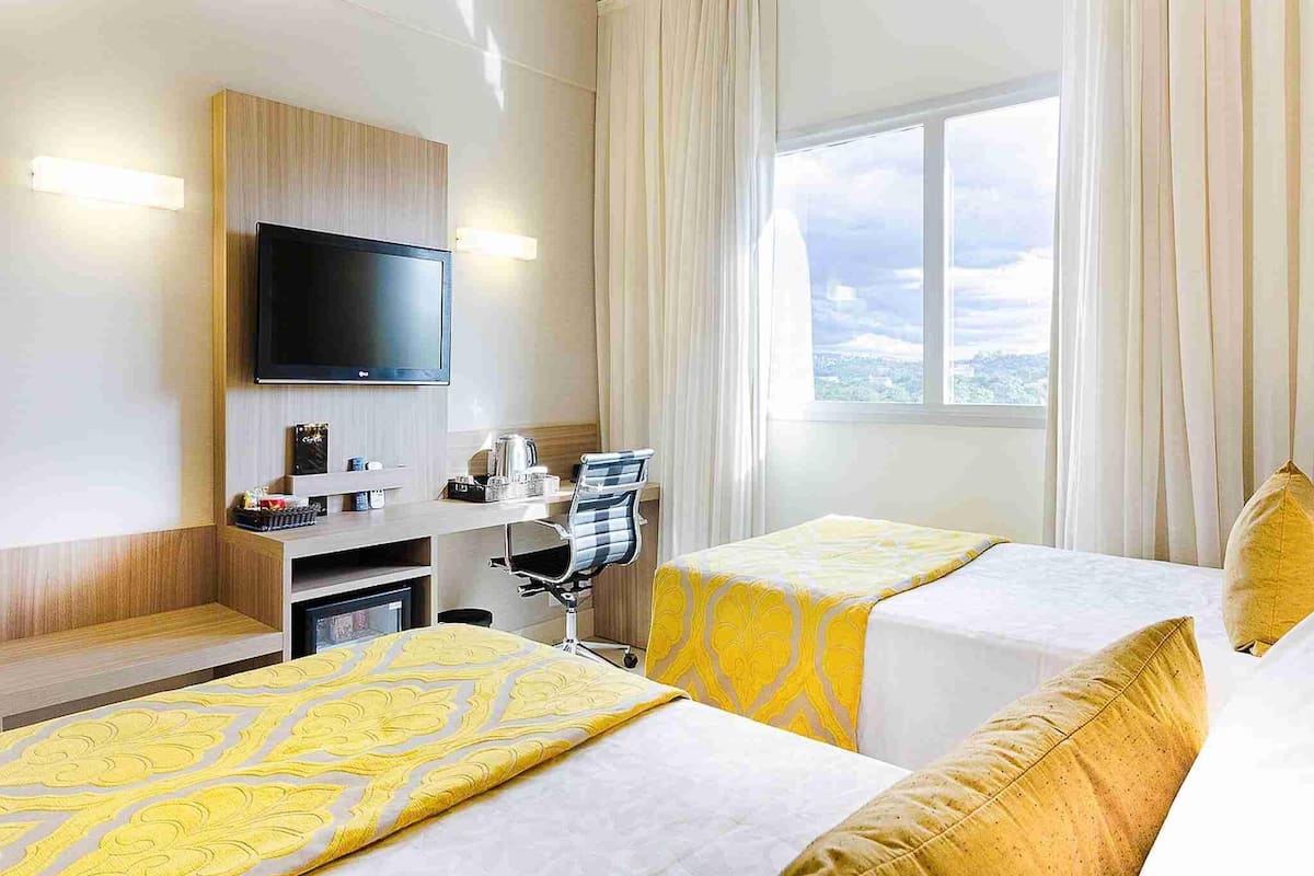 Minibar, caja de seguridad en la habitación y escritorio