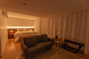 Minibar, caja de seguridad en la habitación y escritorio 