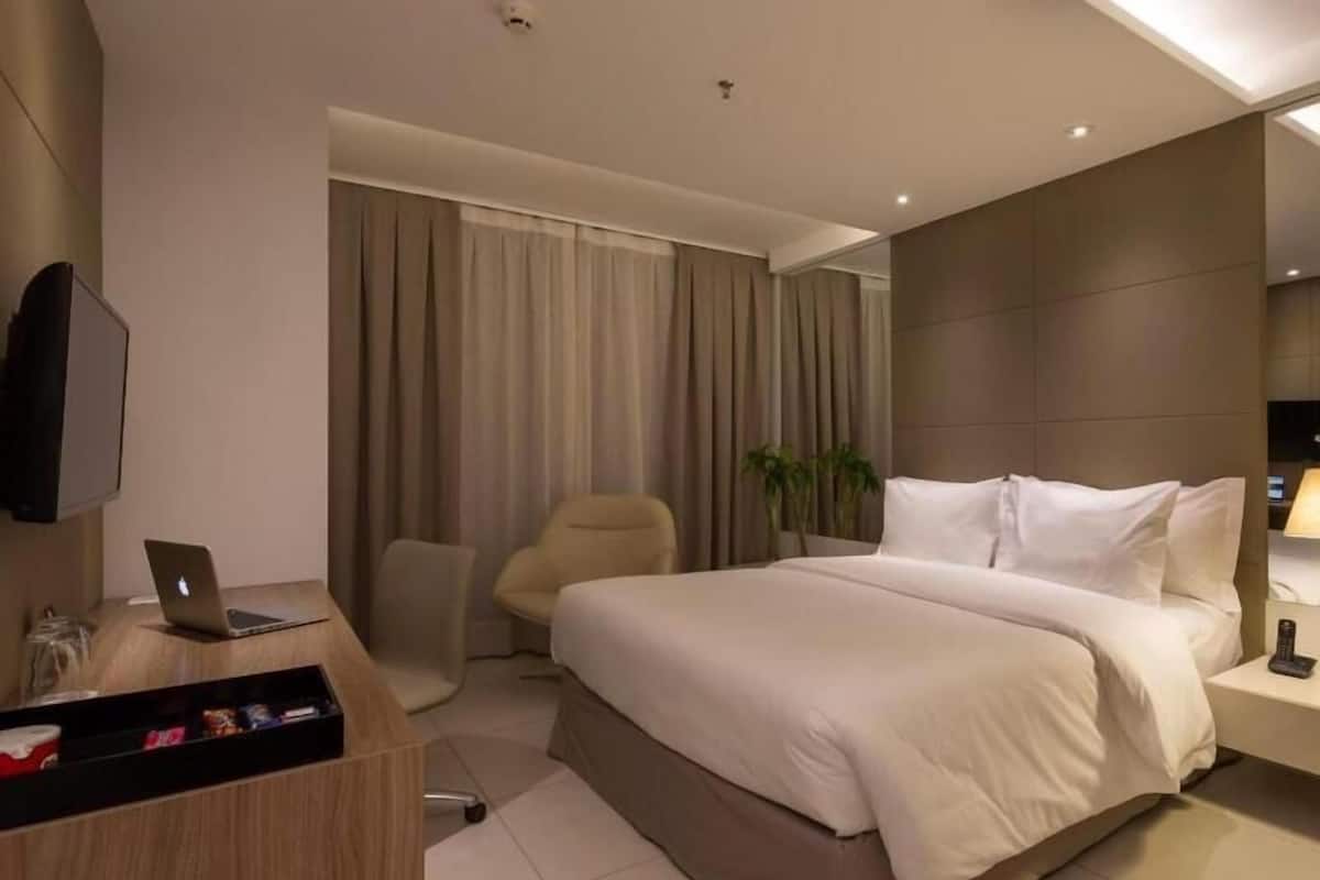 Minibar, caja de seguridad en la habitación y escritorio