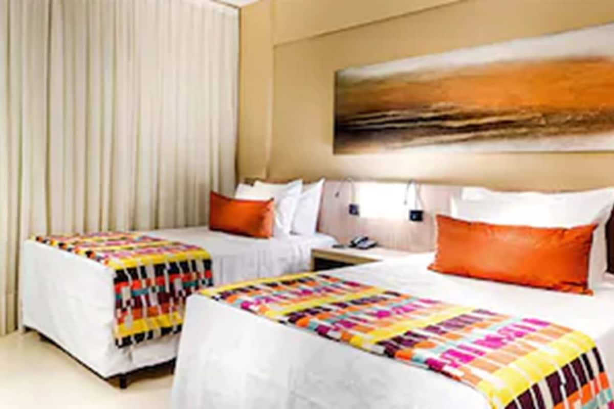 Minibar, caja de seguridad en la habitación y escritorio