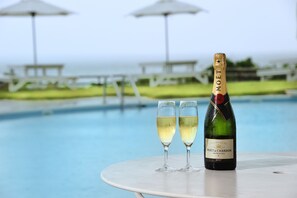 Outdoor pool, pool umbrellas, sun loungers - EN RESORT Kumejima EEF Beach Hotel (Kumejima)
