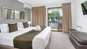 Phòng Suite Superior (Spa) | 1 phòng ngủ, bộ đồ giường cao cấp, bàn, màn/rèm cản sáng 